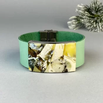 Stylish green leather bracelet with speckled landscape amber detail
