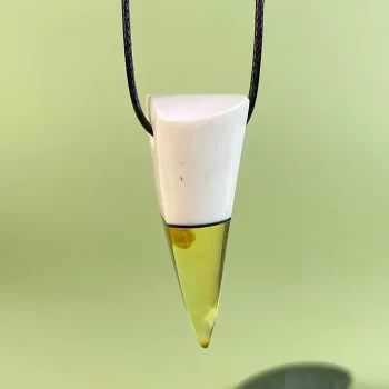 Stylish tusk-shaped elk horn and clear amber men's necklace