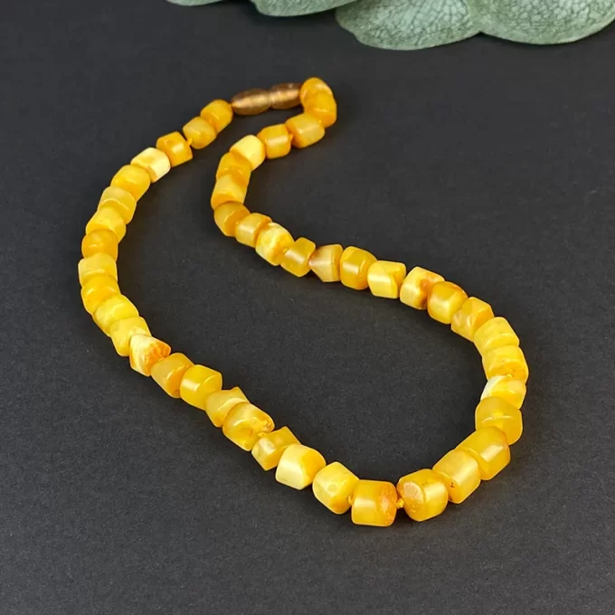 Stylish men's necklace with expressive yellow amber details