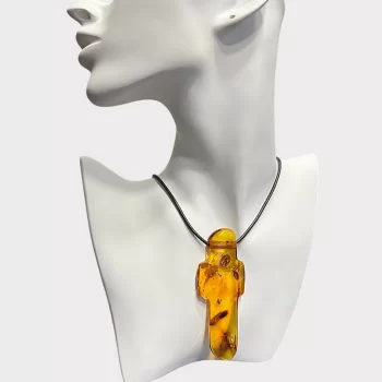 Stylish cross-shaped clear amber men's necklace 2