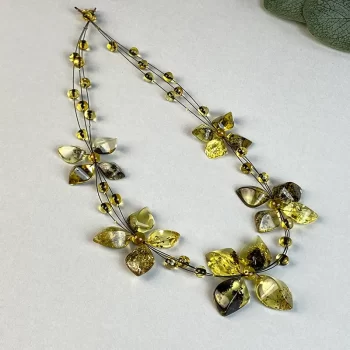 Lovely clear amber necklace with moss 2