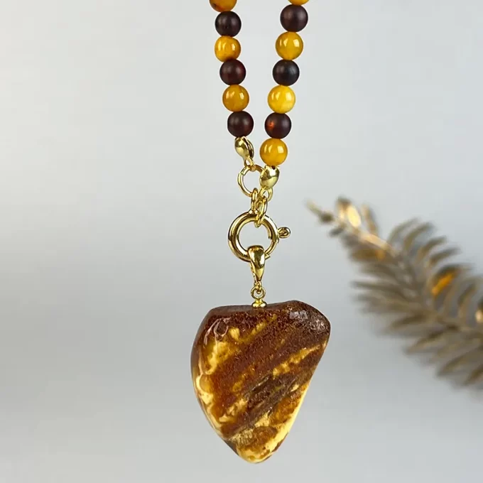 Dainty necklace with pendant in matt cherry and shiny honey coloured amber beads
