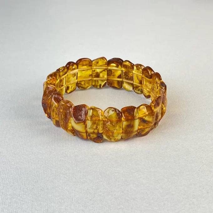 Pretty honey-coloured amber bracelet