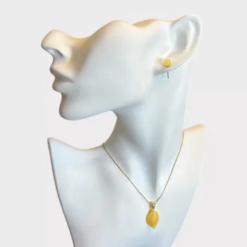Fine set of shiny yellow landscape amber neck pendant and earrings 2