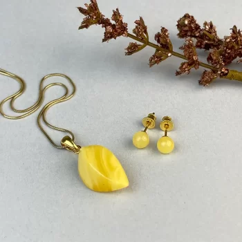 Fine set of shiny yellow landscape amber neck pendant and earrings
