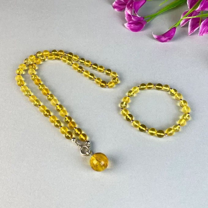 Fine set of shiny clear and matt amber beads necklace with pendant and bracelet 2