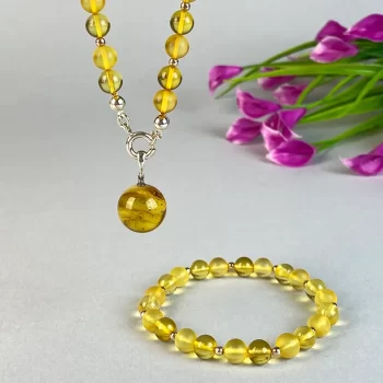 Fine set of shiny clear and matt amber beads necklace with pendant and bracelet