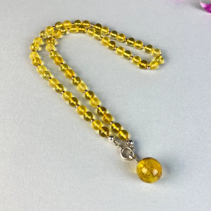 Fine set of shiny clear and matt amber beads necklace with pendant and bracelet 4