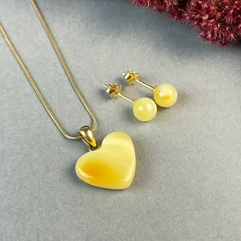 Fine set of yellow landscape amber stud earrings and heart-shaped necklace pendant