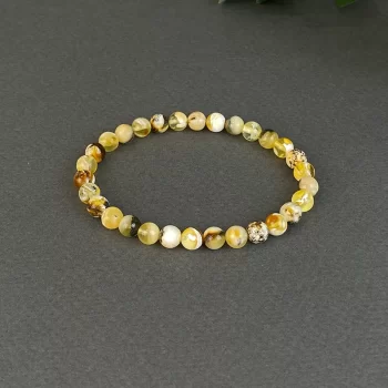 Youthful bracelet made of variegated amber beads