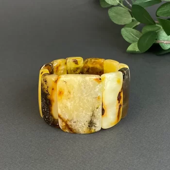 Massive bracelet made of mottled amber tiles