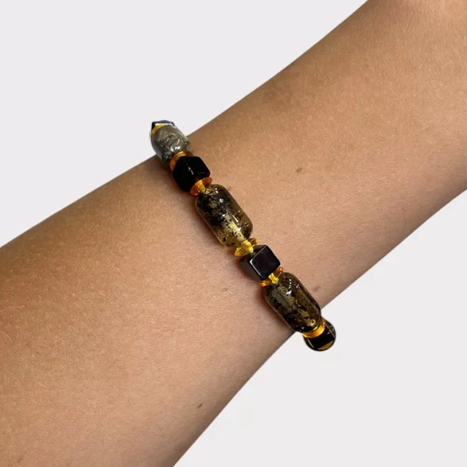 Stylish amber bracelet in various shapes and colours 2