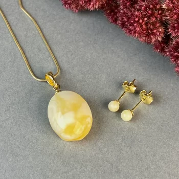 Stylish set of landscape amber earring pins and a necklace pendant with a natural gouge