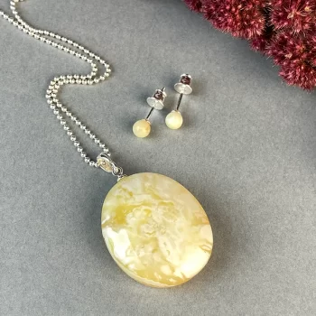 Stylish set of landscape amber stud earrings and oval neck pendant