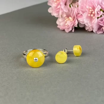 Charming yellow amber ring and earring tacks set