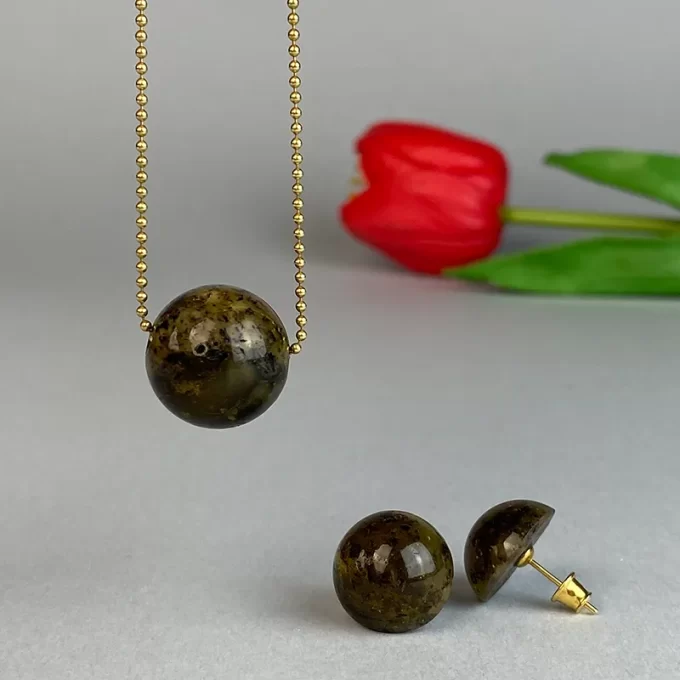 Charming dark amber pendant and earring tacks set