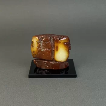 Gintaro grynuolis ant stiklinio stovo 330 g