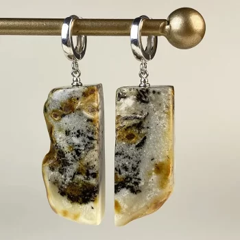 Kerintys žemės spalvos margo gintaro auskarai