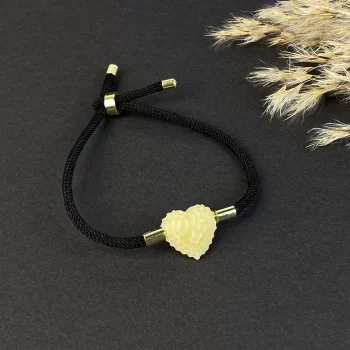 Minimalistinė karališko graviruoto gintaro apyrankė ant virvelės