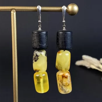 Žavingi cilindriukų formos trijų dalių juodojo ąžuolo ir margo gintaro auskarai