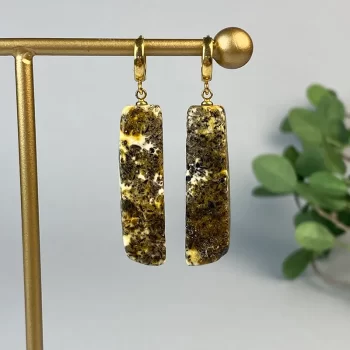 Žavingi pailgų formų margo gintaro auskarai