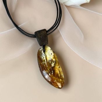 Blizgaus margo gintaro su ąžuolo detale kaklo pakabukas