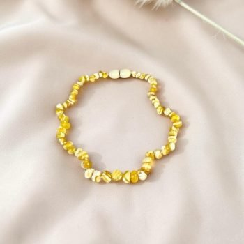 Blizgių peizažinių gintaro gabalėlių vaikiškas gintarinis vėrinys (4)