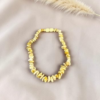 Blizgių peizažinių gintaro gabalėlių vaikiškas gintarinis vėrinys (5)