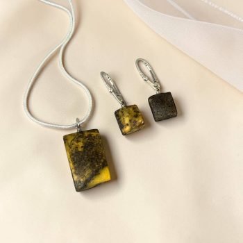 Elegantiškas ir stilingas matinio samaninio gintaro rinkinys