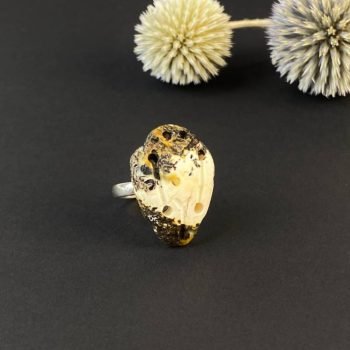 Stilingas ir modernus margo matinio gintaro žiedas "Kuršis"