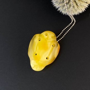 Prabangus ir stilingas gelsvo matinio gintaro pakabukas - sagė "Kuršis"