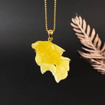 Stilinga ir moderni peizažinio gintaro pakabukas žuvytė