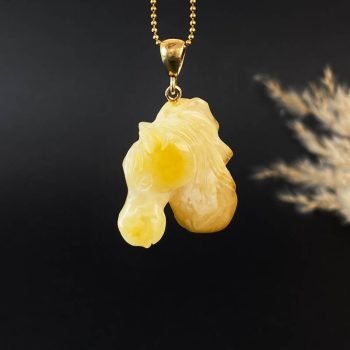 Stilingas graviruoto peizažinio gintaro kaklo pakabukas ''Arkliukas''