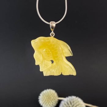 Stilinga ir moderni peizažinio gintaro pakabukas žuvytė