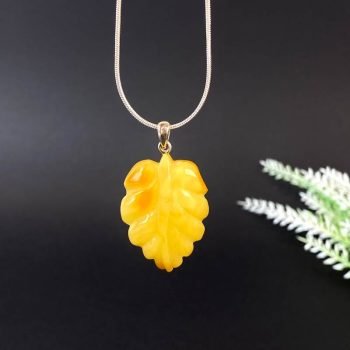 Stilingas graviruoto gelsvo gintaro kaklo pakabukas