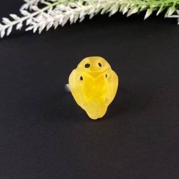 Stilingas ir modernus gelsvo matinio gintaro žiedas "Kuršis"