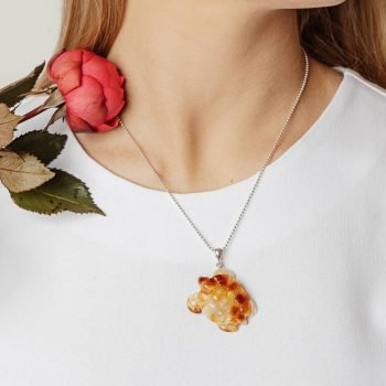 Stilingas graviruoto peizažinio gintaro kaklo pakabukas "Vėžlys''