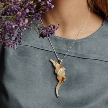 Stilingas graviruoto peizažinio gintaro kaklo pakabukas