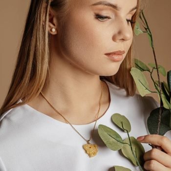 Stilingas graviruoto peizažinio gintaro kaklo pakabukas "Laimės varlytė"