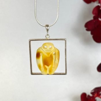 Prabangus ir stilingas gelsvo matinio gintaro pakabukas "Kuršis"