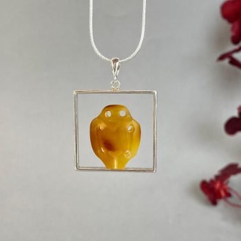 Prabangus ir stilingas gelsvo matinio gintaro pakabukas "Kuršis"