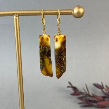 Dailūs ir stilingi pailgų formų margo gintaro auskarai