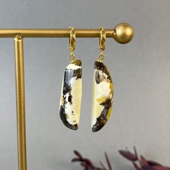 Dailūs ir stilingi pailgų formų margo gintaro auskarai