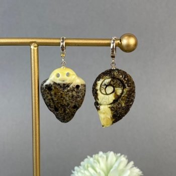 Prabangūs ir stilingi margo gintaro auskarai