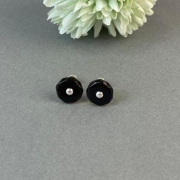 Modernūs ir stilingi facetuoto žalsvo gintaro auskarai