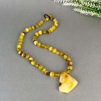 Modernus ir prabangus margo gintaro vėrinys su pakabuku