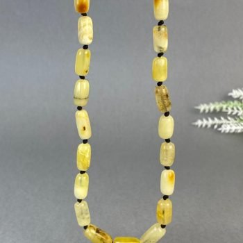 Modernus ir stilingas statinaičių formos margo gintaro vėrinys