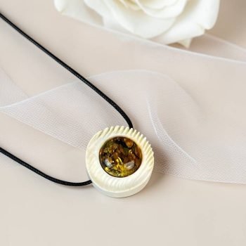 Įspūdingas ir stilingas gintaro ir briedžio rago kaklo pakabukas(1)