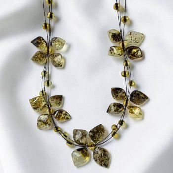 Įspūdingo ir nepakartojamo grožio skaidraus samaninio gintaro koljė ''Gėlių karalienė''