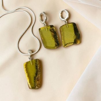 Kerintis ir stilingas blizgaus skaidraus gintaro rinkinys